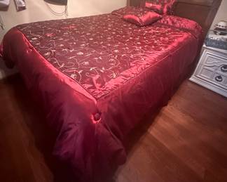 Queen Size Complete Bed- Includes bedspread, sheets and pillows 
