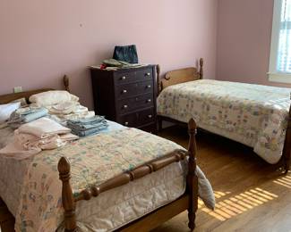 Pair of antique twin beds, bedding, pair of double wedding ring quilts