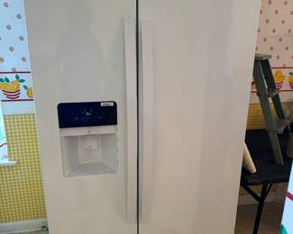 Nice fridge with icemaker