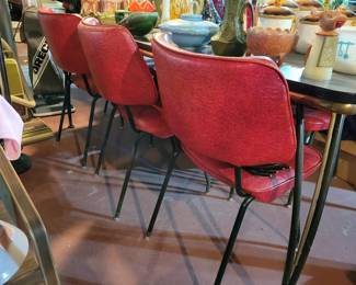Beautiful Mid Century Modern chrome formica dining table. Red top and 6 chairs all in very good condition!