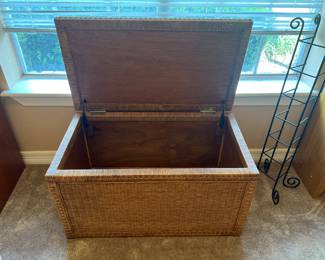 Wicker Hope Chest/Trunk (Excellent Condition)