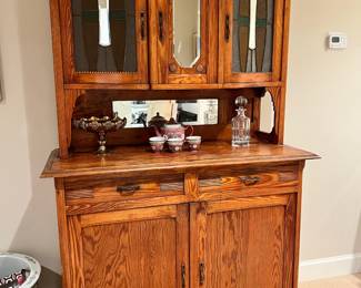 Oak Buffet Server/Hutch with Stained Glass-Paneled Doors
