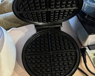 VillaWareUno Classic Round Chrome Waffle Maker -  Model 2004 