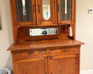 Oak Buffet Server/Hutch with Stained Glass-Paneled Doors