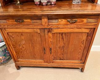 Oak Buffet Server/Hutch with Stained Glass-Paneled Doors