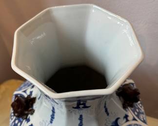 Blue & White Chinese Vase with Frog Motif. Measures 13"H. VERY HEAVY! Photo 3 of 4. 