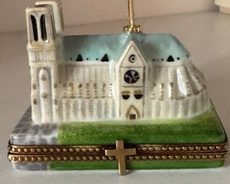 Limoges Rochard Notre Dame Pill Box. Photo 1 of 2. 