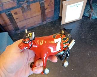 Cow parade figurines