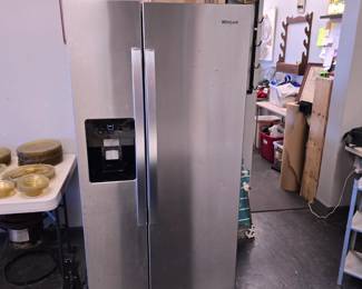 Whirlpool Refrigerator 2021 pretty clean