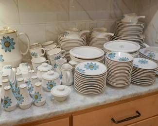 Noritake Progressive Blue Daisy dinnerware