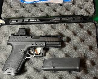 Comes with 2 magazines. Not the correct case...