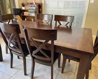 Showing the Kitchen table without the leaves