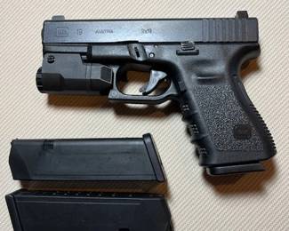 (#38) Glock 19 9MM with an Inforce Mounted Pistol Light and 3 Magazines