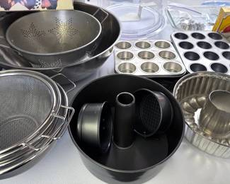 Assorted bakeware + strainers