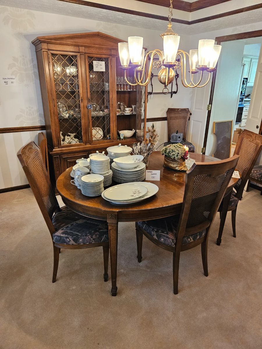 Drexel Dining Set. 6 Chairs, 2 Leaves and pads