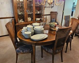 Drexel Dining Set. 6 Chairs, 2 Leaves and pads