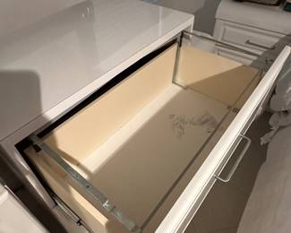 White lacquer 3 drawers dresser or file storage
