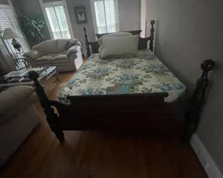 Beautiful 4 Poster Bed with Excellent Capital Supreme Sleeper Mattress (like new)