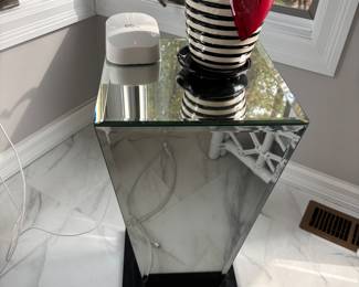 MIRRORED PEDESTAL