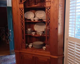 Corner cabinet