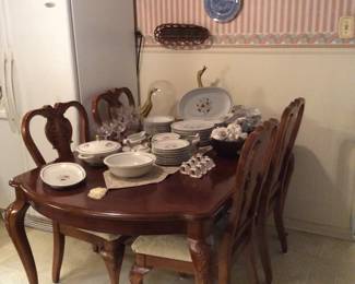 Table and 4 chairs, has 2 leafs