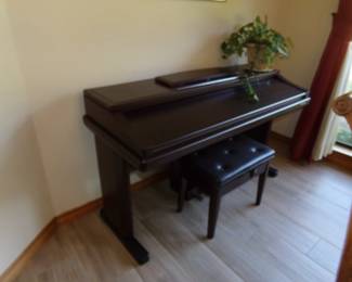 Excellent Eletric Organ and Stool........ Make us an Offer and take it home! Come with Bench. Plant