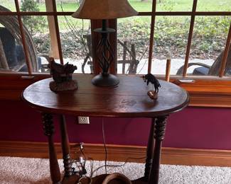 SIDE TABLE AND LAMP
