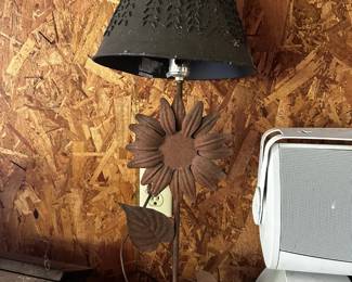 METAL SUNFLOWER LAMP