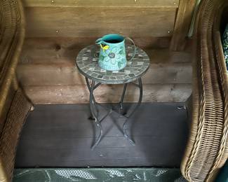 SMALL OUTDOOR TABLE ROUND