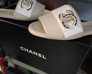 Chanel slides size 35