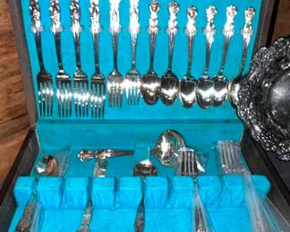 Vintage Rogers extra Silver Plate 58pieces two boxes More detailed pictures further down
1 large meat Fork
6 large serving spoons
6 dinner Forks
6 salad forks
12 knives 
11 Teaspoons
1 gravy ladle 
1 butter knife
1 jelly spoon
12 knives
1 very large serving spoon
#58
