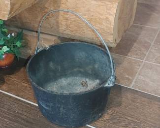 Cast iron pot
