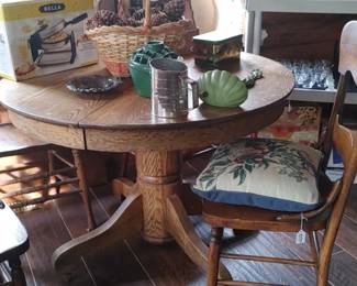 Beautiful antique oak table and four chairs