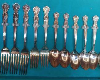 WM Rogers MFG. Co. 1959 Grand Elegance 
1 large meat Fork
6 large serving spoons
6 dinner Forks
6 salad forks
12 knives 
11 Teaspoons
1 gravy ladle 
1 butter knife
1 jelly spoon
1 very large serving spoon
#58
