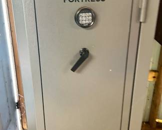 Large safe Fortress safe with combination combination and instructions to save are with the cashier