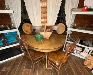Fantastic antique oak table with three leaves