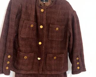 Chanel Vintage, size 14-16, has loose strings. I didn’t alternate so the buyer may do it there size