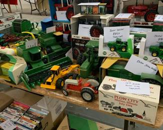 SEVERAL LOTS OF FARM TOYS / TRACTORS / ETC