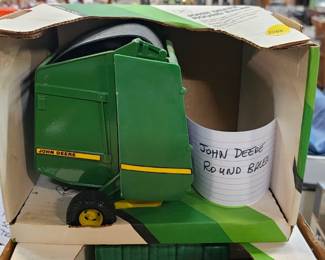 JOHN DEERE ROUND BALER