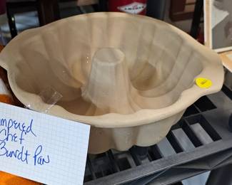 PAMPERED CHEF BUNDT PAN