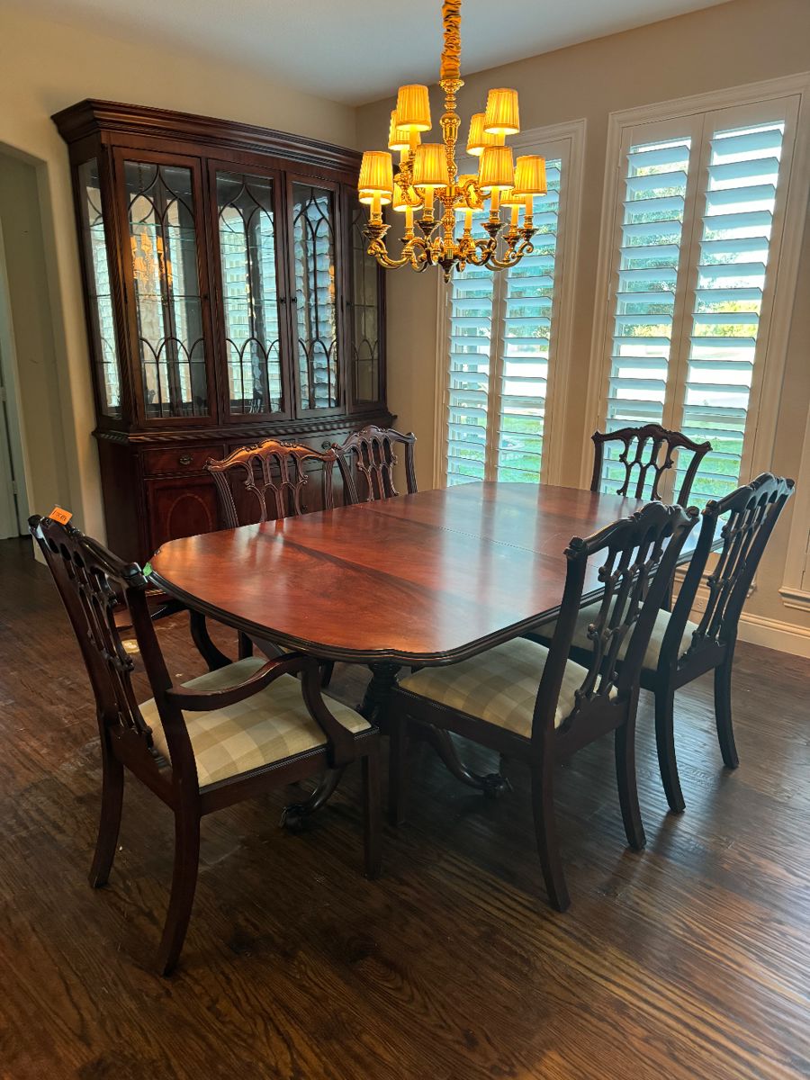 Henkel and Harris Dining Table with 6 chairs
Drexel Heritage China Cabinet