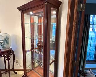 An absolutely BEAUTIFUL Glass Door Shelves China/Curio Cabinet! In NEAR MINT condition! All lights work perfectly! Would make an excellent addition to ANY home decor!