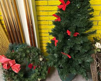 Nice 4 ft. Christmas and wreaths! 