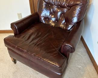 This is an excellent leather chair and is VERY comfortable! Excellent condition! 