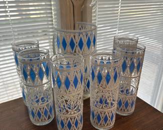 An AWESOME MCM Modern Retro Mad Men Design ~ Tom Collins Barware set! Pitcher and 6 Tumblers. In MINT LIKE NEW CONDITION! Vintage West Virginia MCM Blue Diamonds with white raised "frost" Scroll.