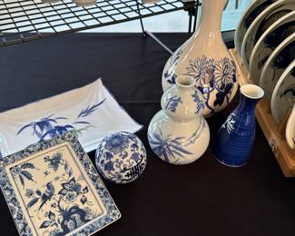 Lovely assorted porcelain table accessories! 