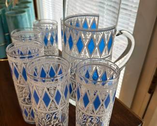 An AWESOME MCM Modern Retro Mad Men Design ~ Tom Collins Barware set! Pitcher and 6 Tumblers. In MINT LIKE NEW CONDITION! Vintage West Virginia MCM Blue Diamonds with white raised "frost" Scroll.