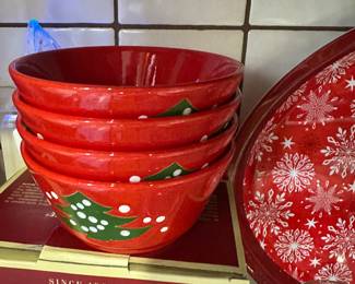 A terrific set of four Waechtersbach Christmas tree Bowls! MINT CONDITION! 