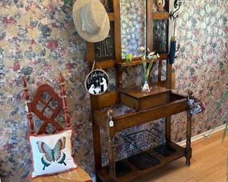 Beautiful Antique wooden hall tree