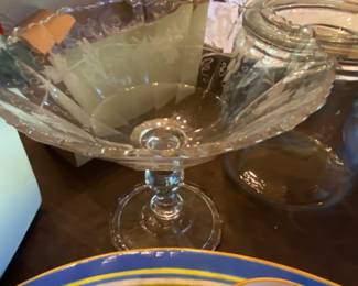 Pedestal serving bowl